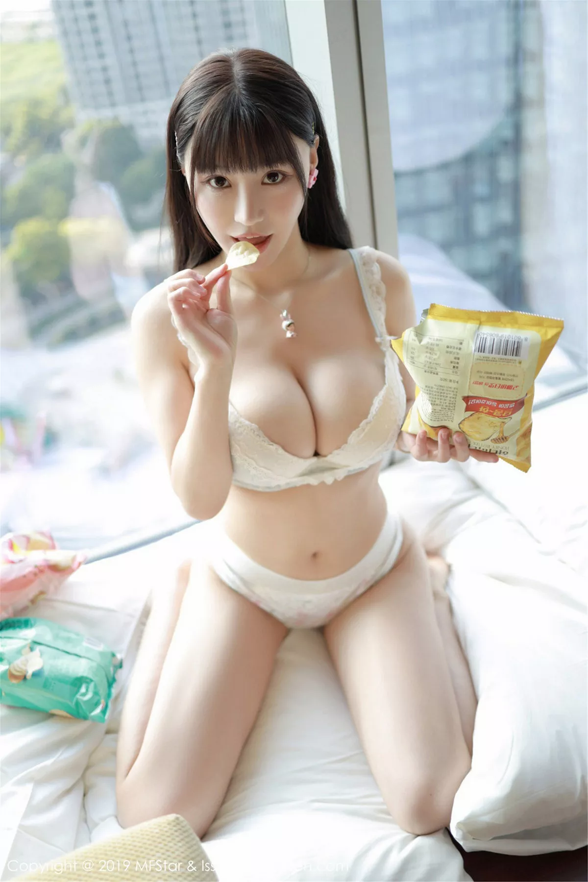 秀人集.com_[MFStar模范学院]Vol.206_嫩模Flower朱可儿私房脱内衣露豪乳薯片遮点极致诱惑写真50P