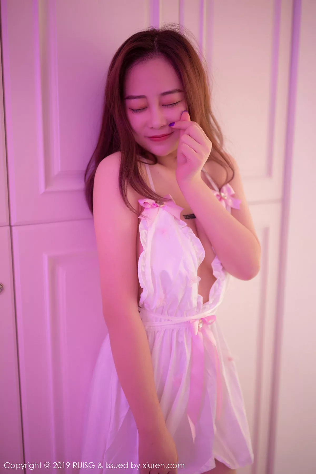 秀人集.com_[RUISG瑞丝馆]Vol.075_嫩模Eileen爱琳私房白色吊带开胸连身裙秀完美身材诱惑写真45P