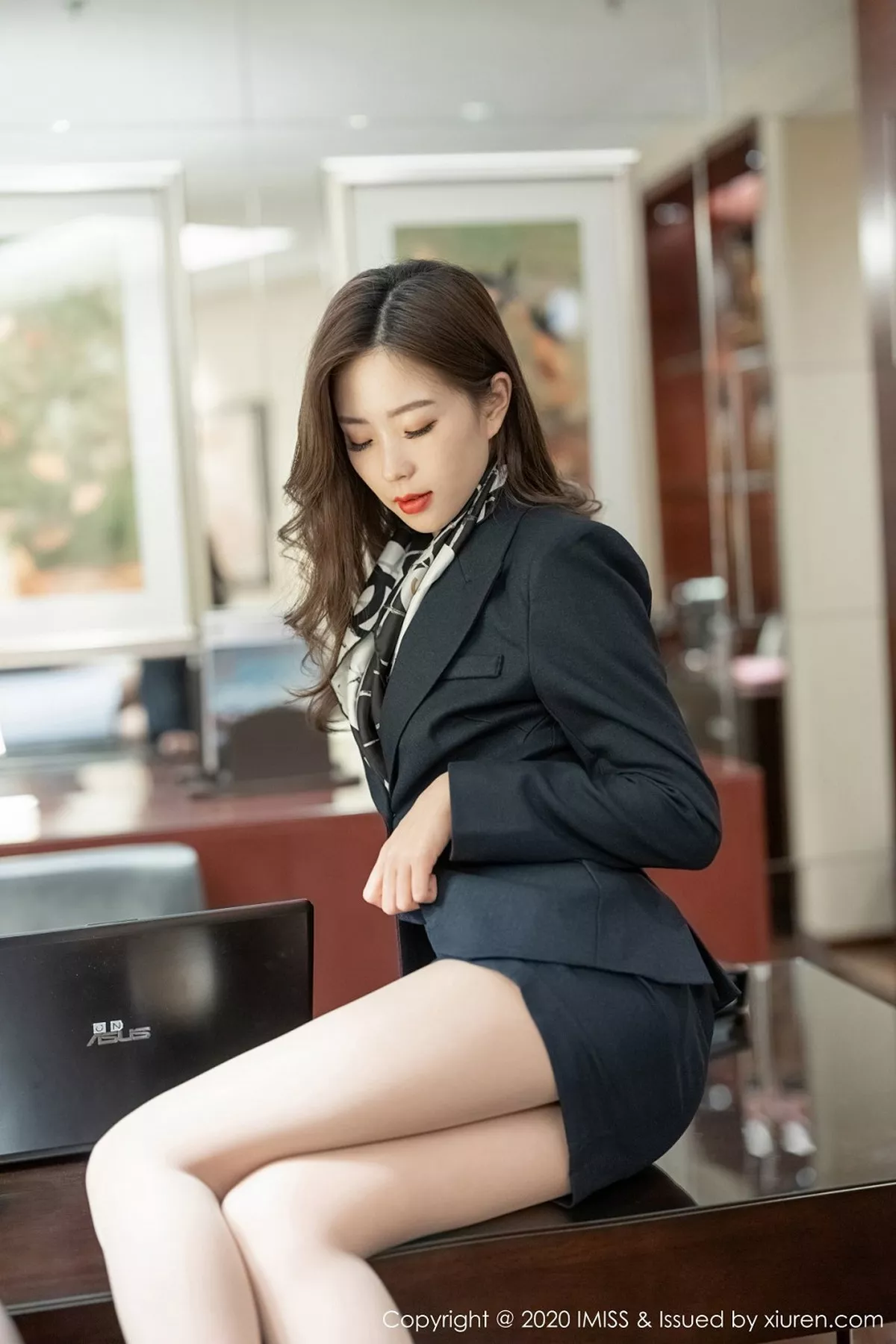 秀人集.com_[IMISS爱蜜社]Vol.444_嫩模杨紫嫣Cynthia私房职业秘书制服半脱丝袜撩人诱惑写真47P