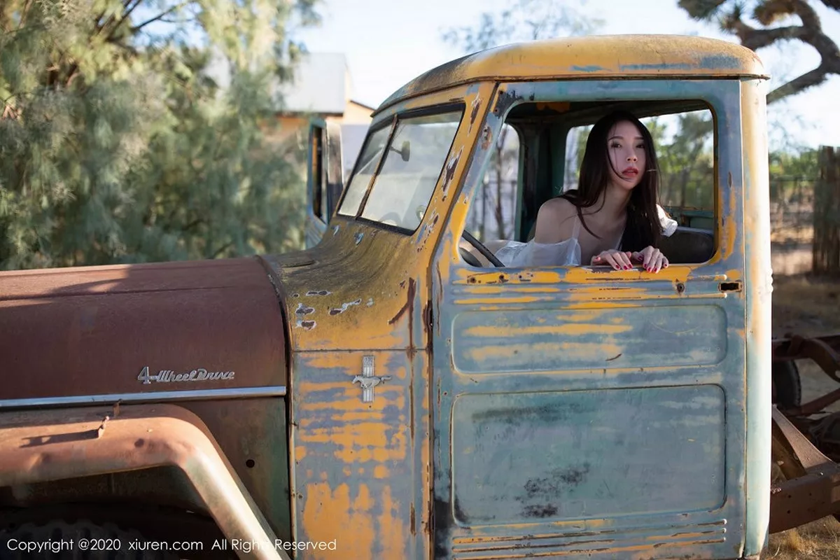 秀人集.com_[XiuRen秀人网]No.2028_嫩模梦心月美国旅拍美式酒吧主题真空白色内衣惹火诱惑写真61P