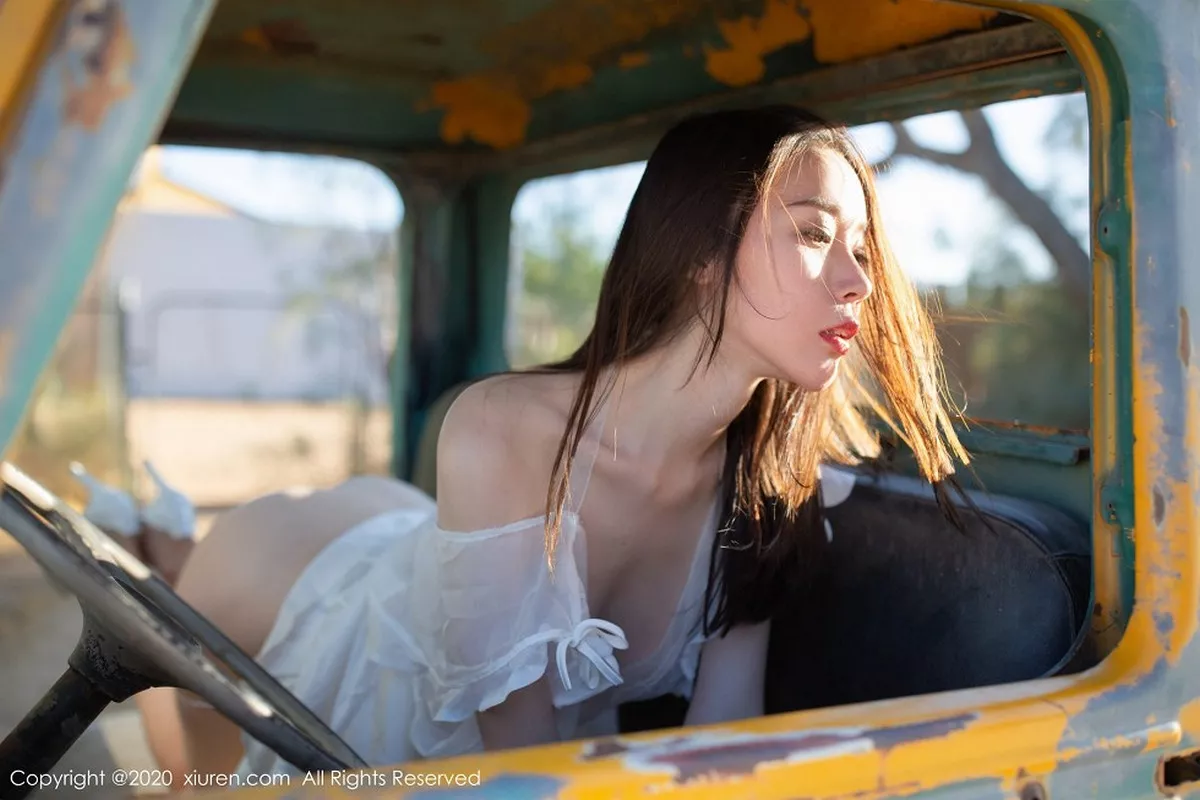 秀人集.com_[XiuRen秀人网]No.2028_嫩模梦心月美国旅拍美式酒吧主题真空白色内衣惹火诱惑写真61P