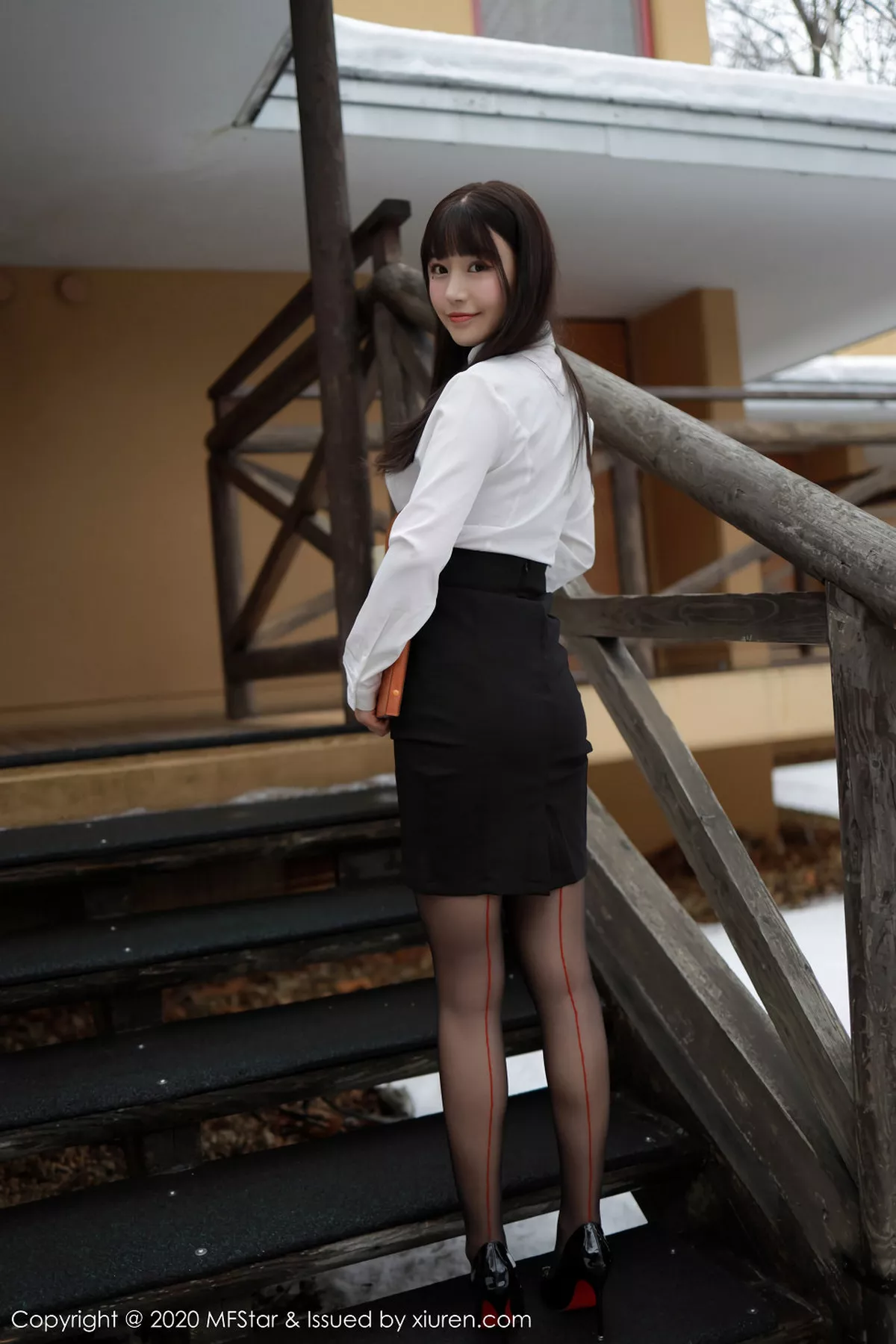秀人集.com_[MFStar模范学院]Vol.267_嫩模朱可儿北海道旅拍酒店经理主题黑丝制服诱惑写真70P