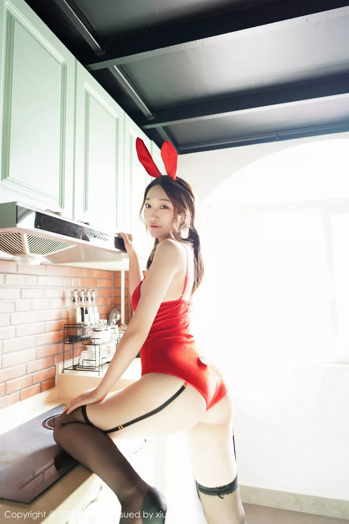 秀人集.com_[FeiLin嗲囡囡]VOL.226_嫩模A.小熊猫私房红色兔女郎配吊带黑丝秀完美身材诱惑写真77P