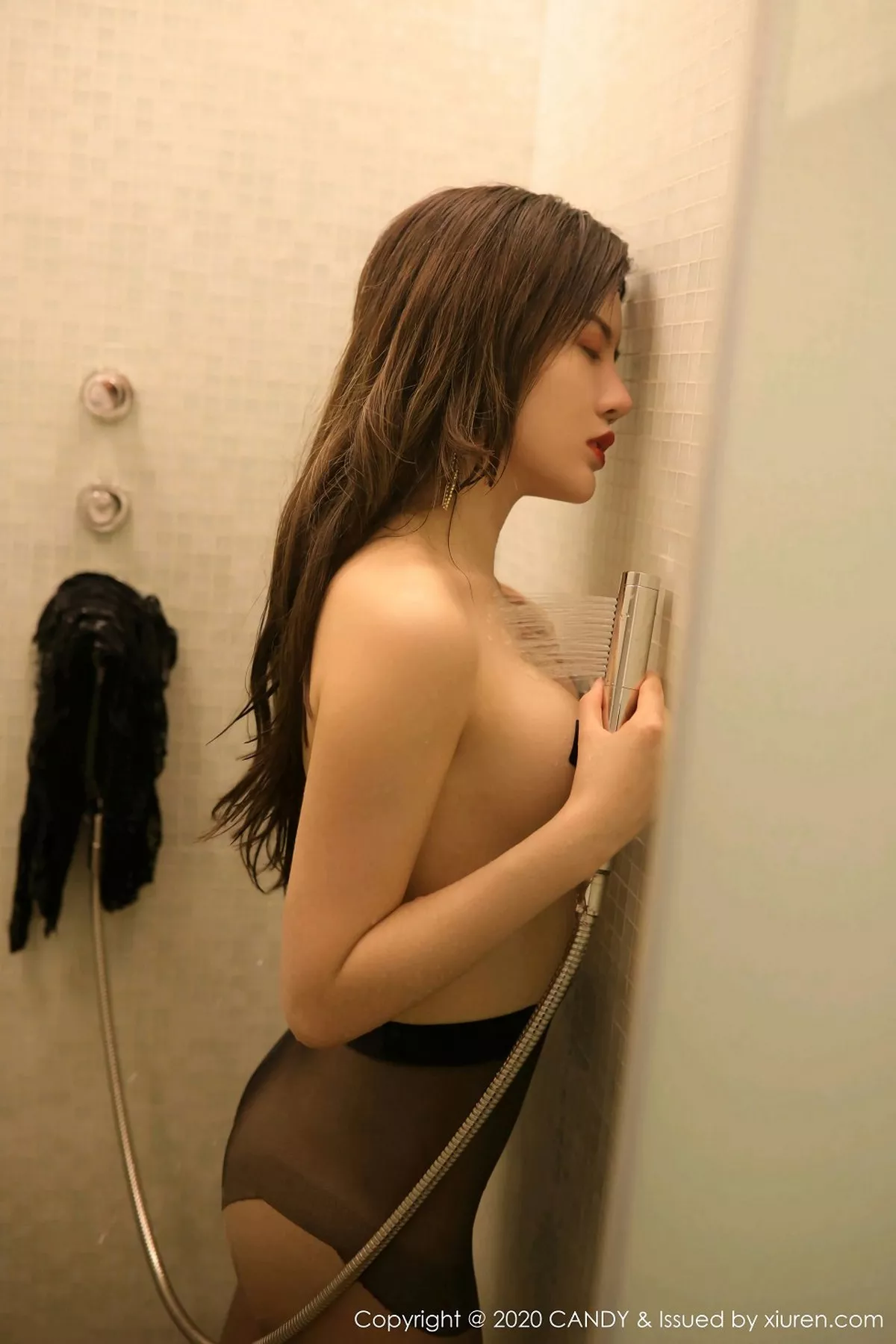 秀人集.com_[Candy网红馆]Vol.078_女神Cris_卓娅祺私房浴室里全裸上身露豪乳胶带遮点诱惑写真59P