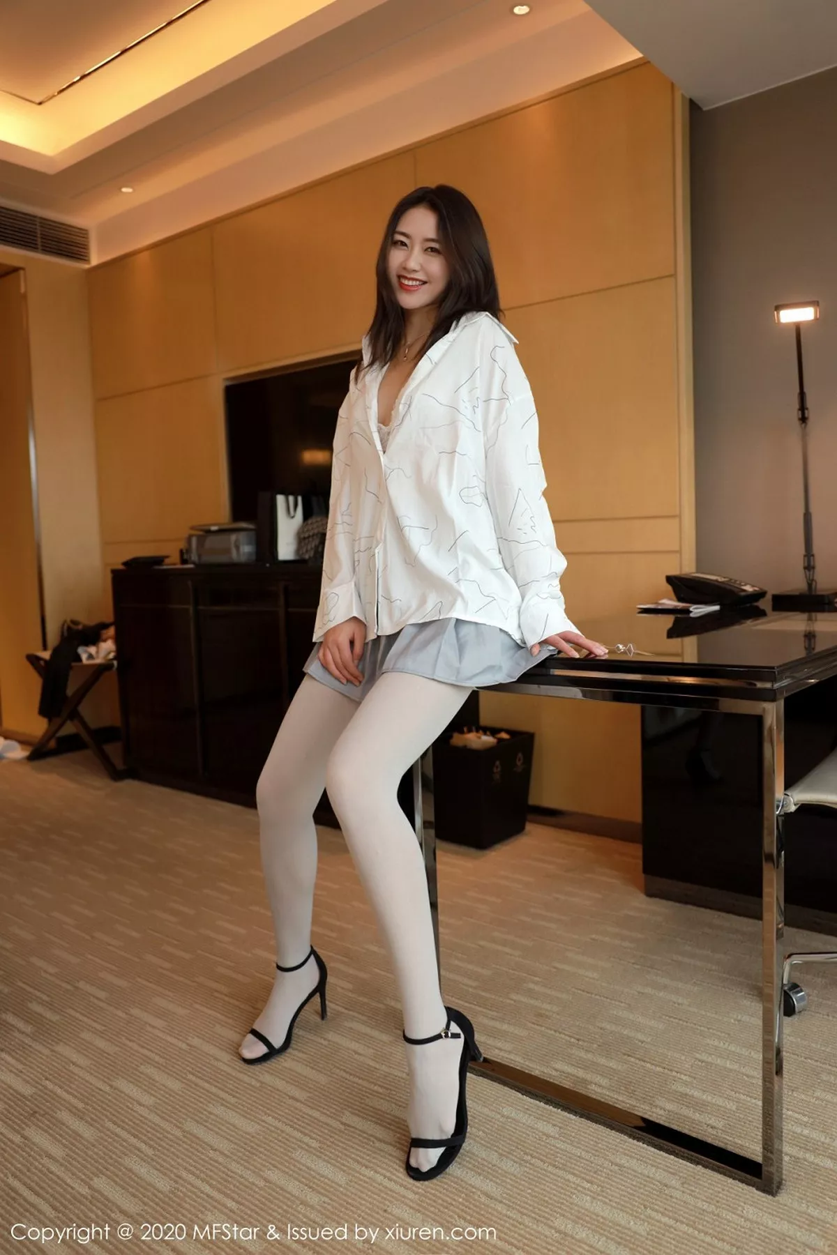 秀人集.com_[MFStar模范学院]Vol.303_嫩模方子萱私房经典衬衫短裙丝袜JK服饰撩人诱惑写真49P