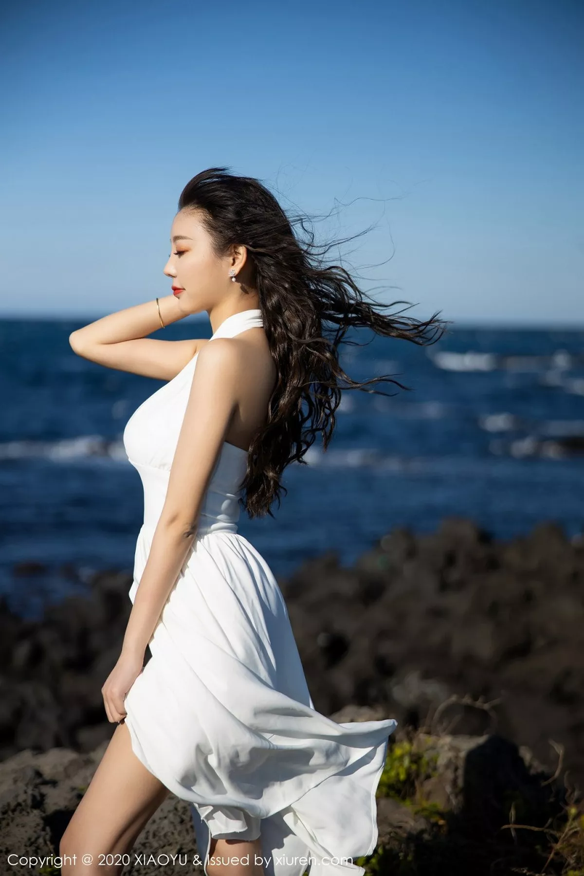 秀人集.com_[XiaoYu画语界]Vol.286_女神杨晨晨sugar济州岛旅拍私房银色吊裙半脱露豪乳诱惑写真83P