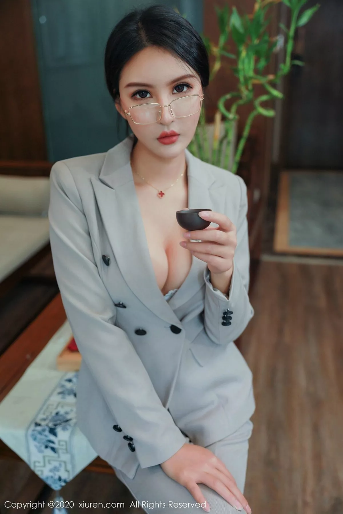 秀人集.com_[XiuRen秀人网]No.2098_嫩模Emily顾奈奈私房OL制服半脱露无内肉丝风骚诱惑写真86P