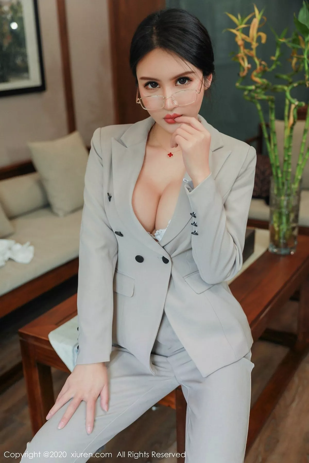 秀人集.com_[XiuRen秀人网]No.2098_嫩模Emily顾奈奈私房OL制服半脱露无内肉丝风骚诱惑写真86P