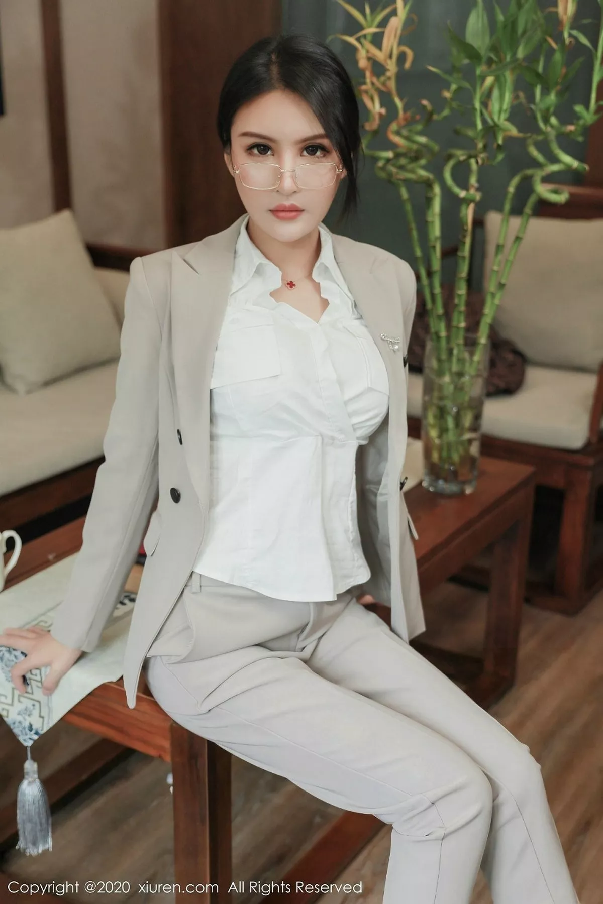 秀人集.com_[XiuRen秀人网]No.2098_嫩模Emily顾奈奈私房OL制服半脱露无内肉丝风骚诱惑写真86P