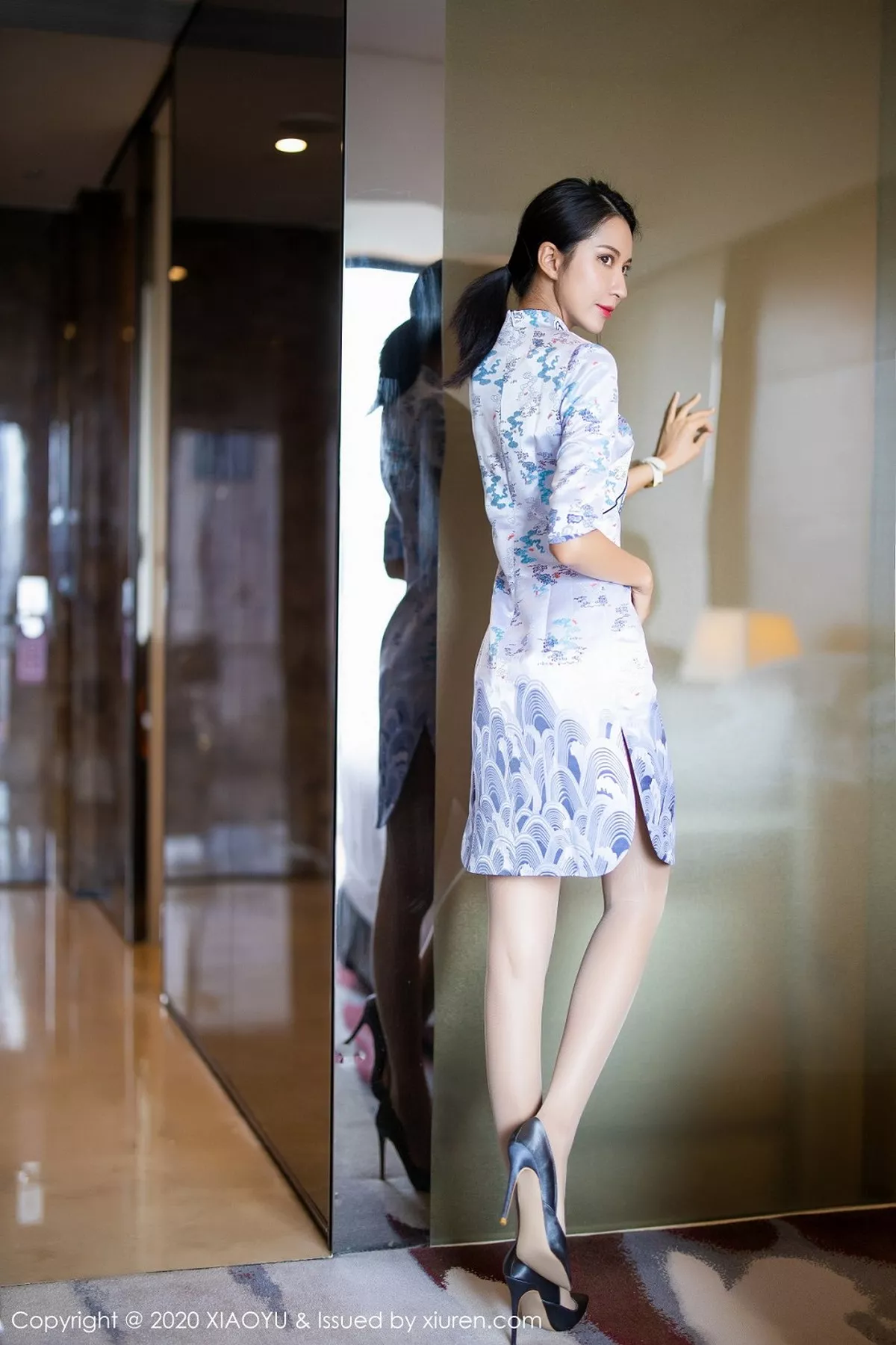 秀人集.com_[XiaoYu画语界]Vol.304_嫩模Carry青花瓷古韵旗袍半脱露性感内衣秀美腿迷人写真71P