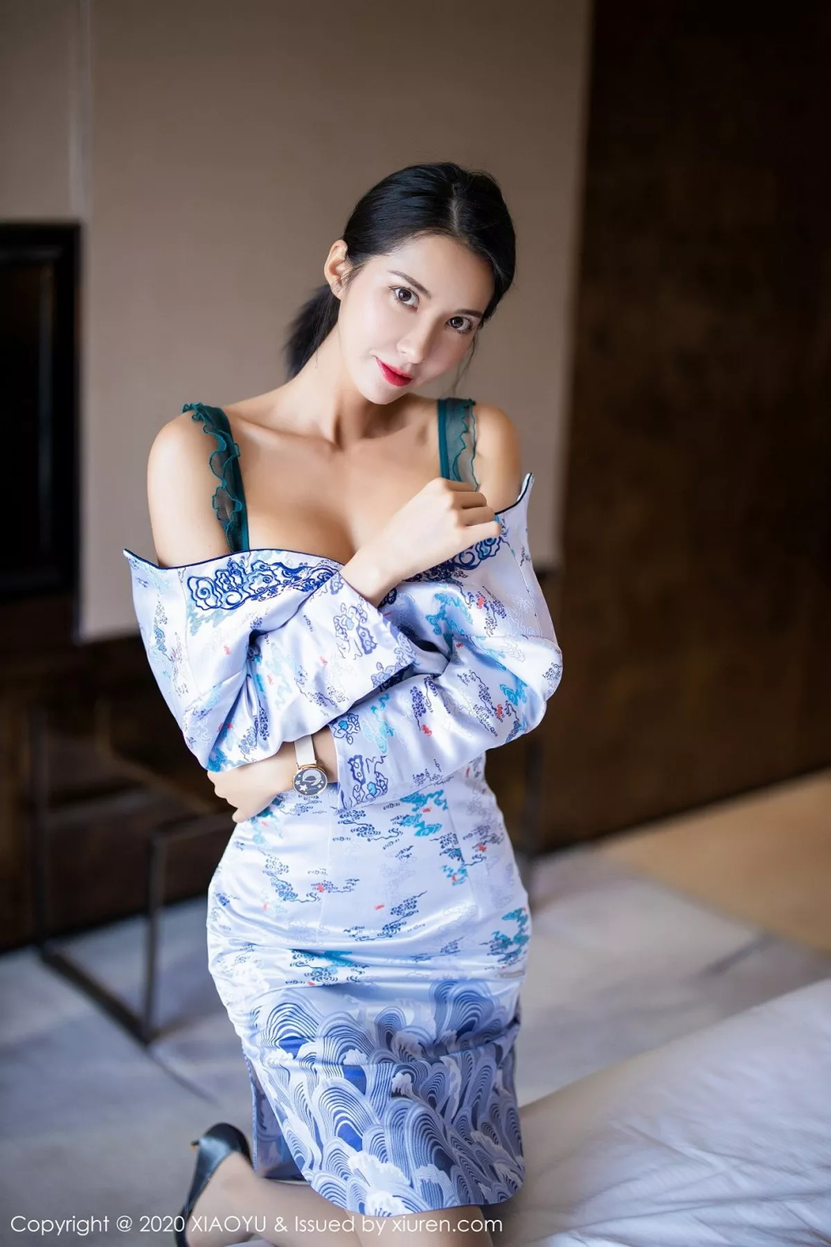 秀人集.com_[XiaoYu画语界]Vol.304_嫩模Carry青花瓷古韵旗袍半脱露性感内衣秀美腿迷人写真71P