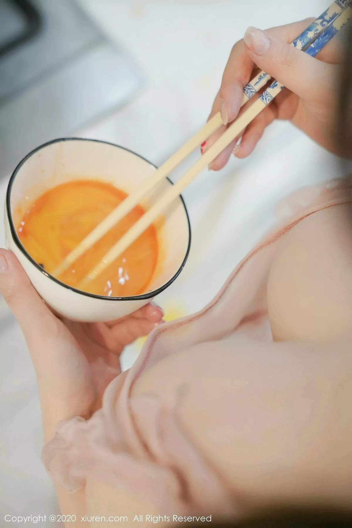 秀人集.com_[XiuRen秀人网]No.2186_女神糯美子Mini三亚旅拍性感厨娘主题粉色薄纱真空秀豪乳诱惑写真100P