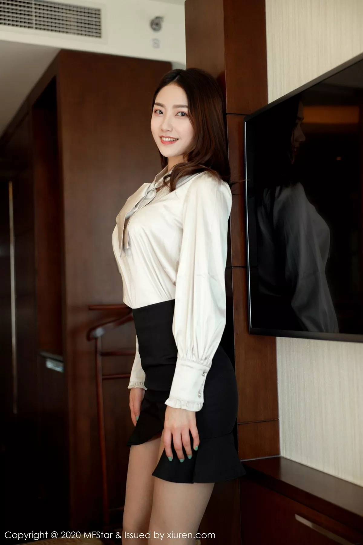 秀人集.com_[MFStar模范学院]Vol.328_嫩模方子萱典雅服饰半脱露性感内衣秀完美身材诱惑写真57P