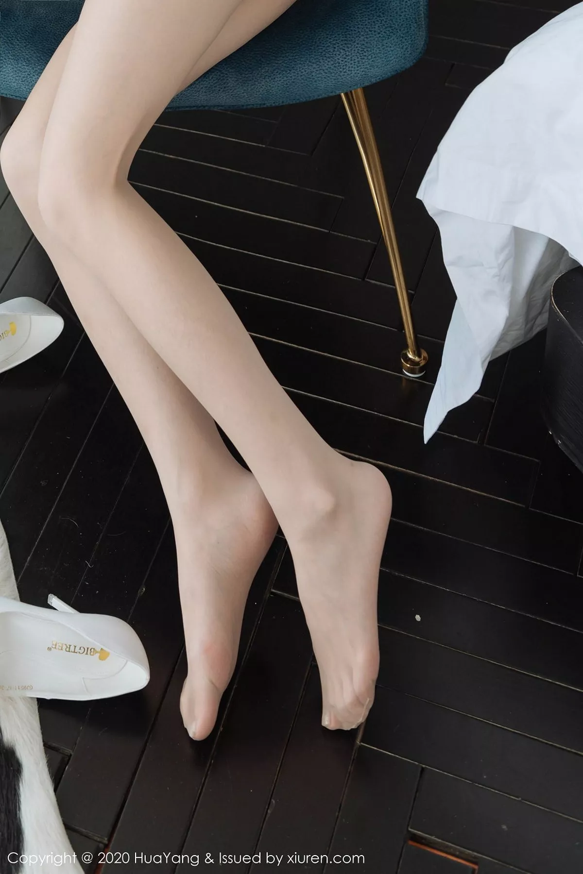 秀人集.com_[HuaYang花漾]Vol.246_女神周于希Sandy云南旅拍私房无内肉丝裤袜秀翘臀惹火诱惑写真70P