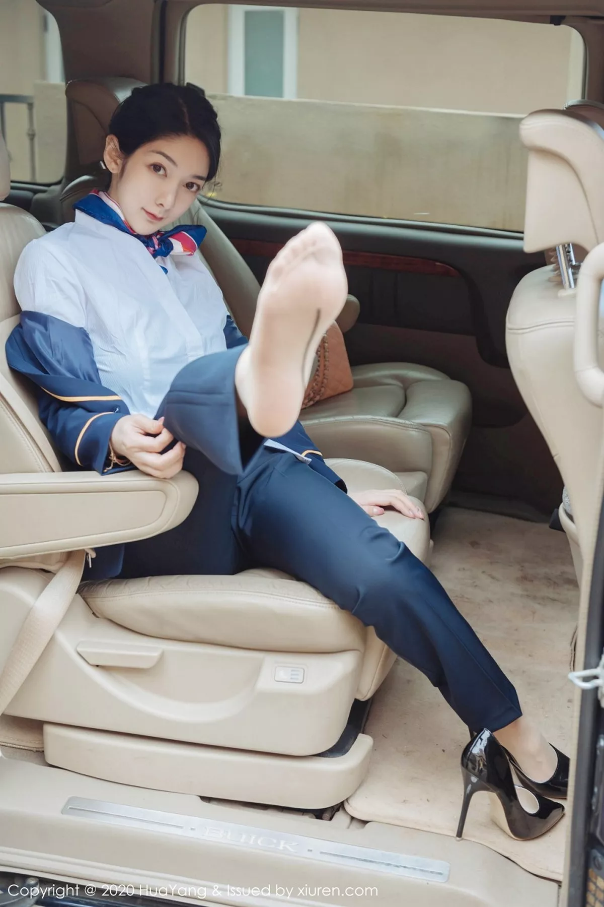 秀人集.com_[HuaYang花漾]Vol.248_女神Angela小热巴云南旅拍职业装车拍开档肉丝裤袜诱惑写真53P