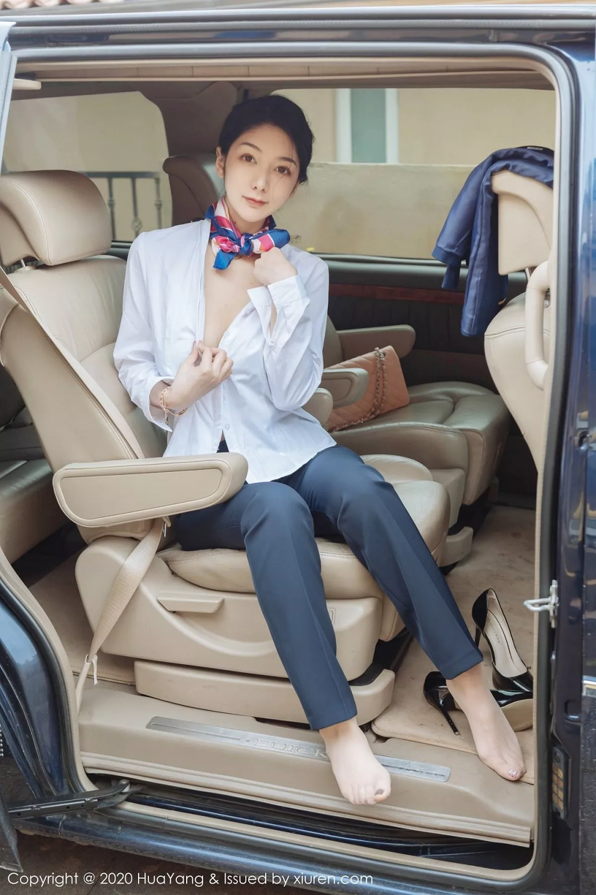 秀人集.com_[HuaYang花漾]Vol.248_女神Angela小热巴云南旅拍职业装车拍开档肉丝裤袜诱惑写真53P