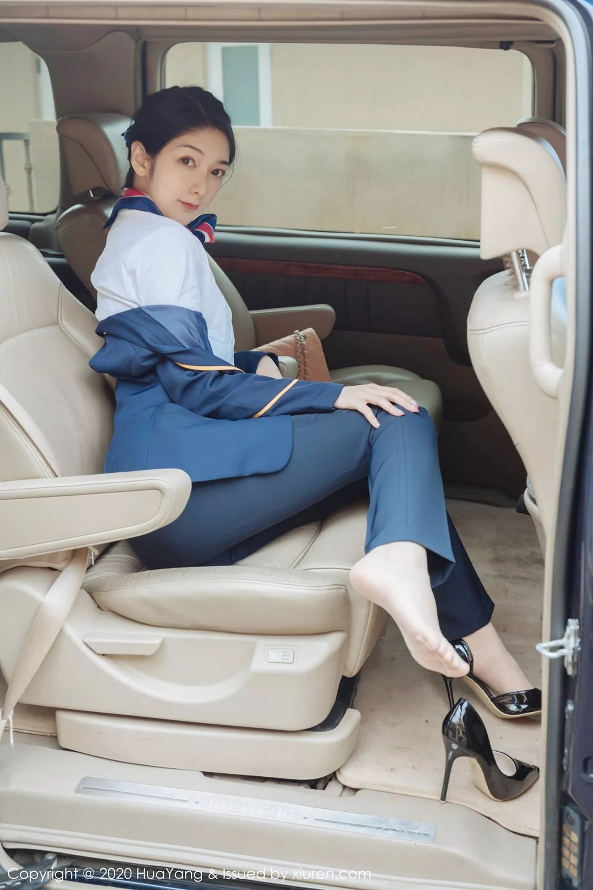 秀人集.com_[HuaYang花漾]Vol.248_女神Angela小热巴云南旅拍职业装车拍开档肉丝裤袜诱惑写真53P