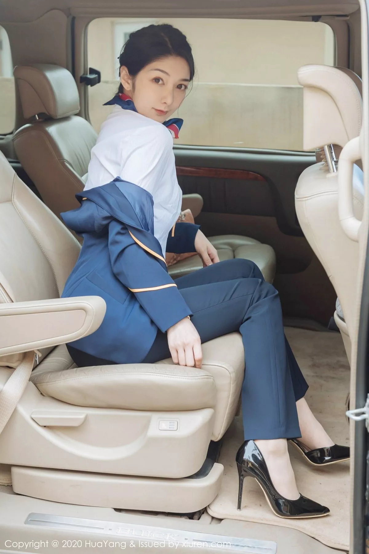 秀人集.com_[HuaYang花漾]Vol.248_女神Angela小热巴云南旅拍职业装车拍开档肉丝裤袜诱惑写真53P