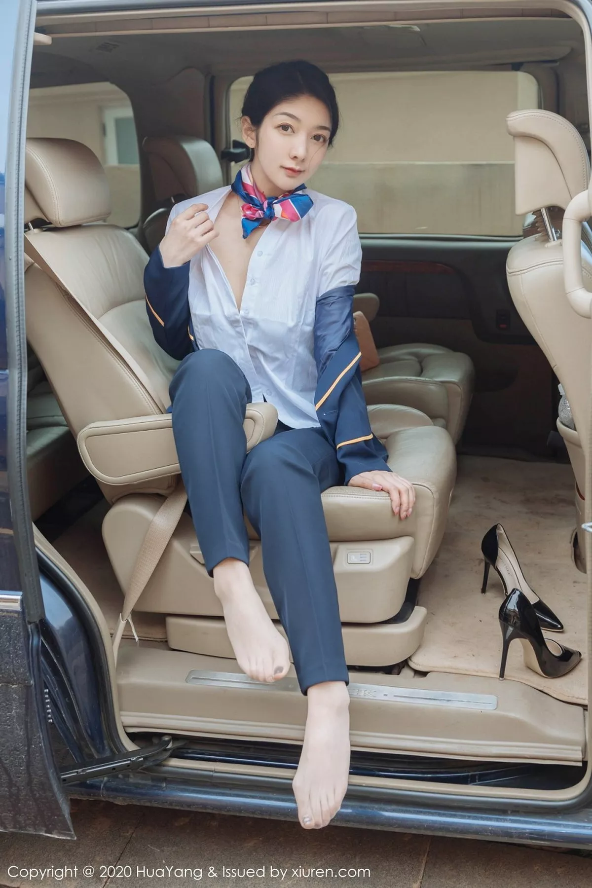 秀人集.com_[HuaYang花漾]Vol.248_女神Angela小热巴云南旅拍职业装车拍开档肉丝裤袜诱惑写真53P