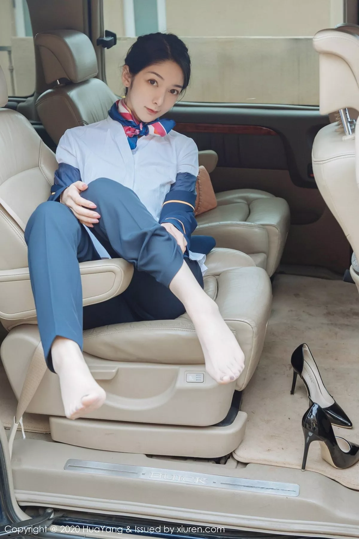 秀人集.com_[HuaYang花漾]Vol.248_女神Angela小热巴云南旅拍职业装车拍开档肉丝裤袜诱惑写真53P