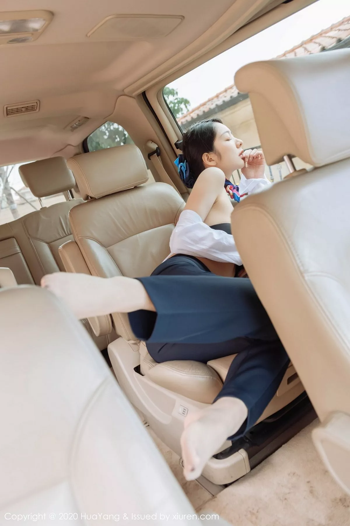 秀人集.com_[HuaYang花漾]Vol.248_女神Angela小热巴云南旅拍职业装车拍开档肉丝裤袜诱惑写真53P