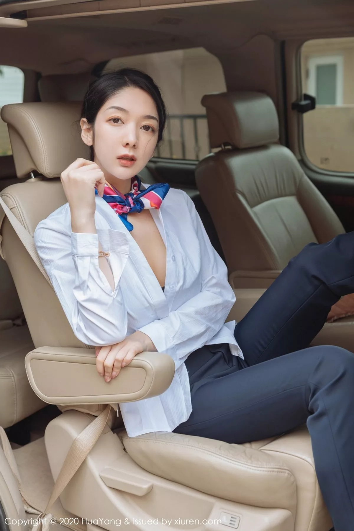 秀人集.com_[HuaYang花漾]Vol.248_女神Angela小热巴云南旅拍职业装车拍开档肉丝裤袜诱惑写真53P