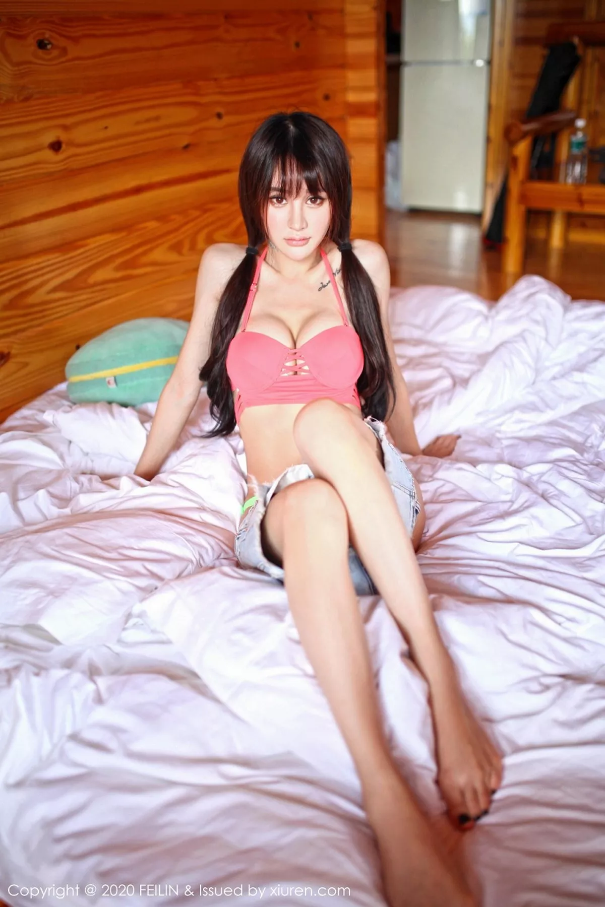 秀人集.com_[FeiLin嗲囡囡]VOL.233_嫩模Cheryl青树泳池边性感比基尼+私房黑丝主题完美诱惑写真100P