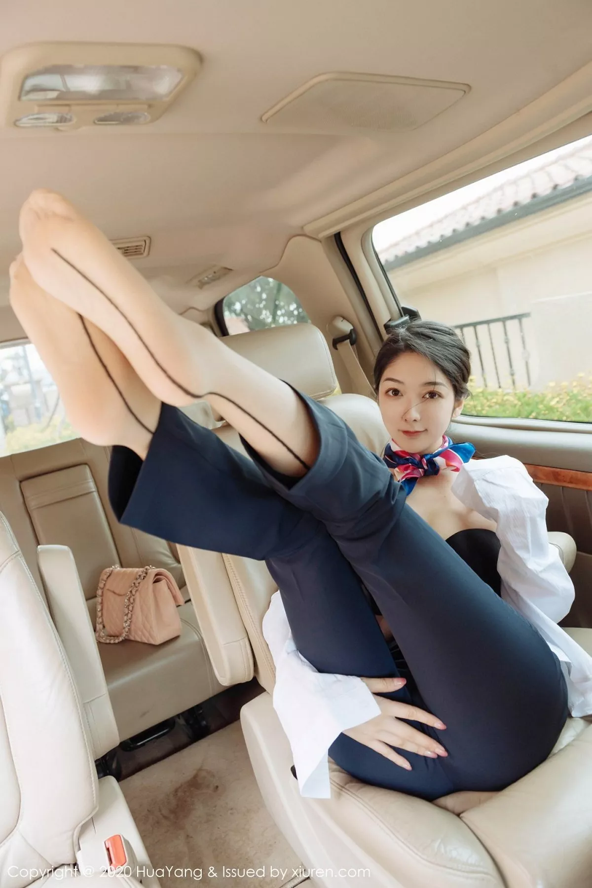 秀人集.com_[HuaYang花漾]Vol.248_女神Angela小热巴云南旅拍职业装车拍开档肉丝裤袜诱惑写真53P
