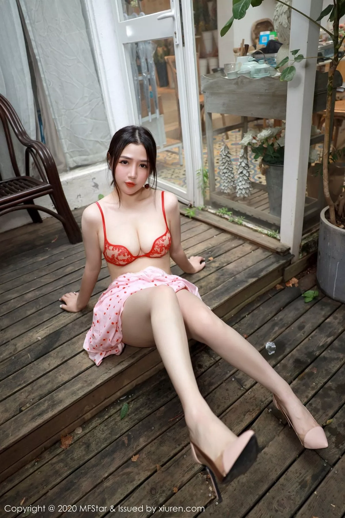 秀人集.com_[MFStar模范学院]Vol.338_嫩模蛋糕Cake大理旅拍小碎花裙半脱露性感内衣诱惑写真45P