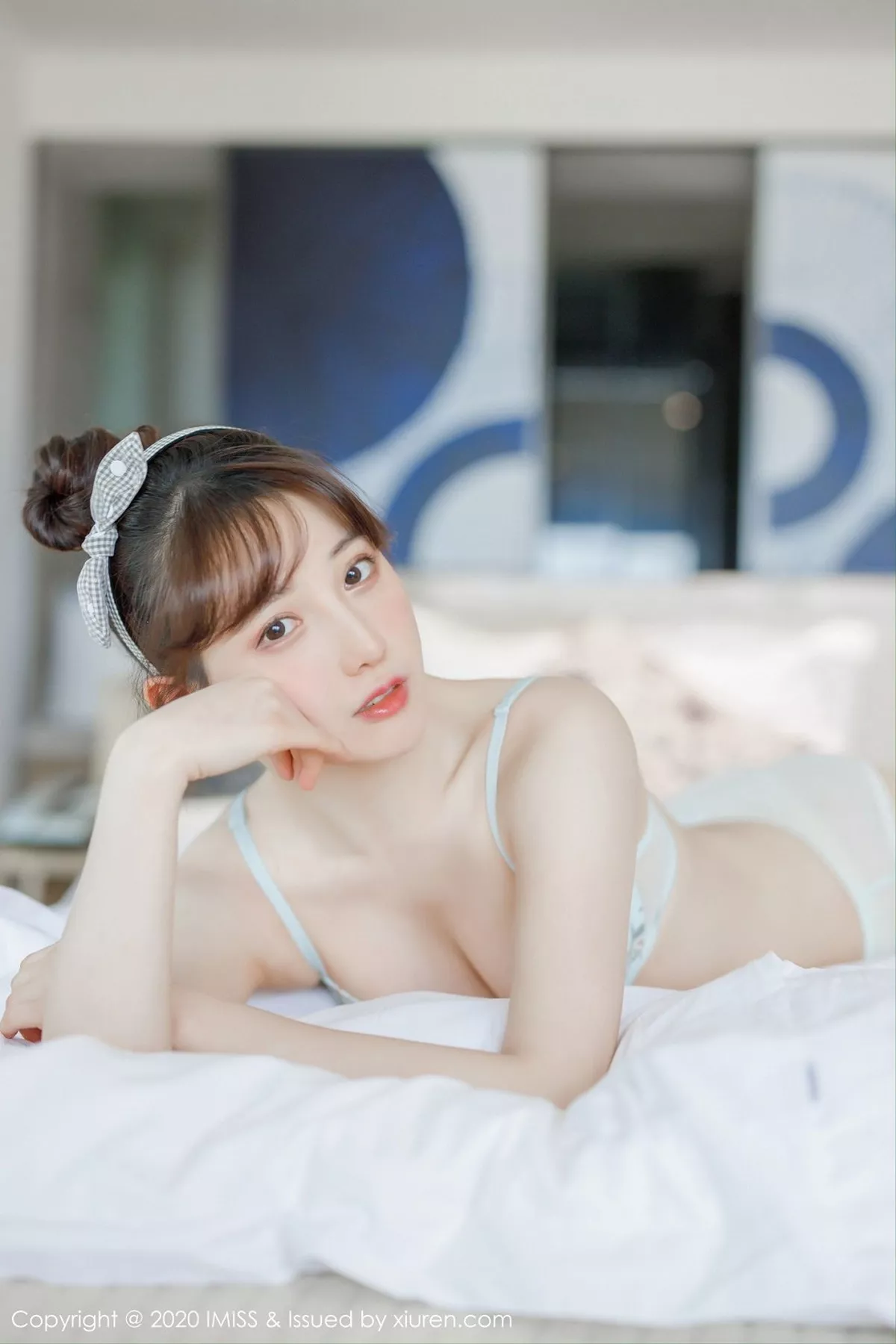 秀人集.com_[IMISS爱蜜社]Vol.481_女神Lynn刘奕宁私房床上性感衬衣半脱秀完美身材诱惑写真24P