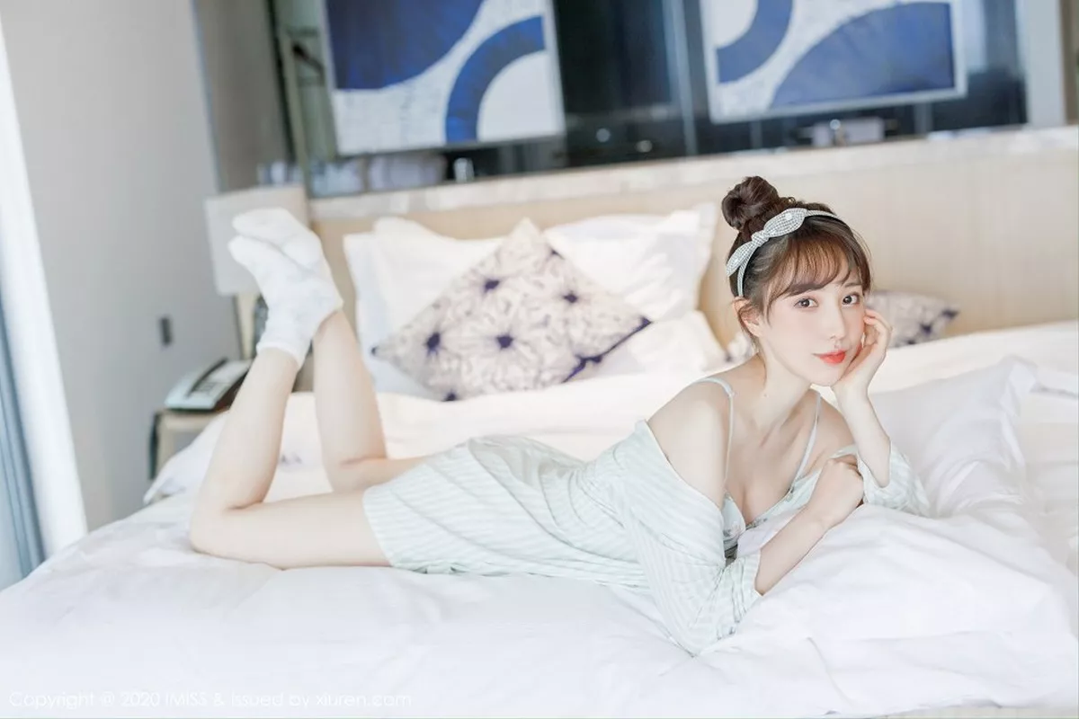 秀人集.com_[IMISS爱蜜社]Vol.481_女神Lynn刘奕宁私房床上性感衬衣半脱秀完美身材诱惑写真24P