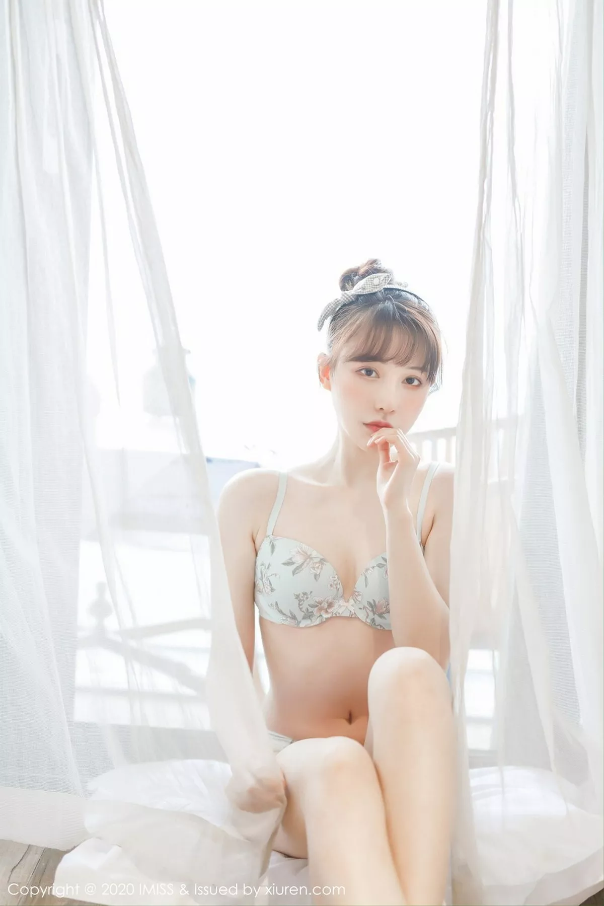 秀人集.com_[IMISS爱蜜社]Vol.481_女神Lynn刘奕宁私房床上性感衬衣半脱秀完美身材诱惑写真24P