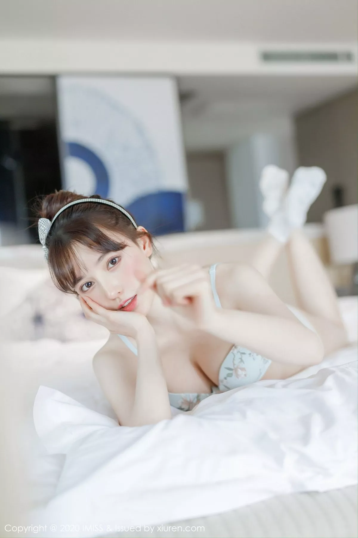 秀人集.com_[IMISS爱蜜社]Vol.481_女神Lynn刘奕宁私房床上性感衬衣半脱秀完美身材诱惑写真24P