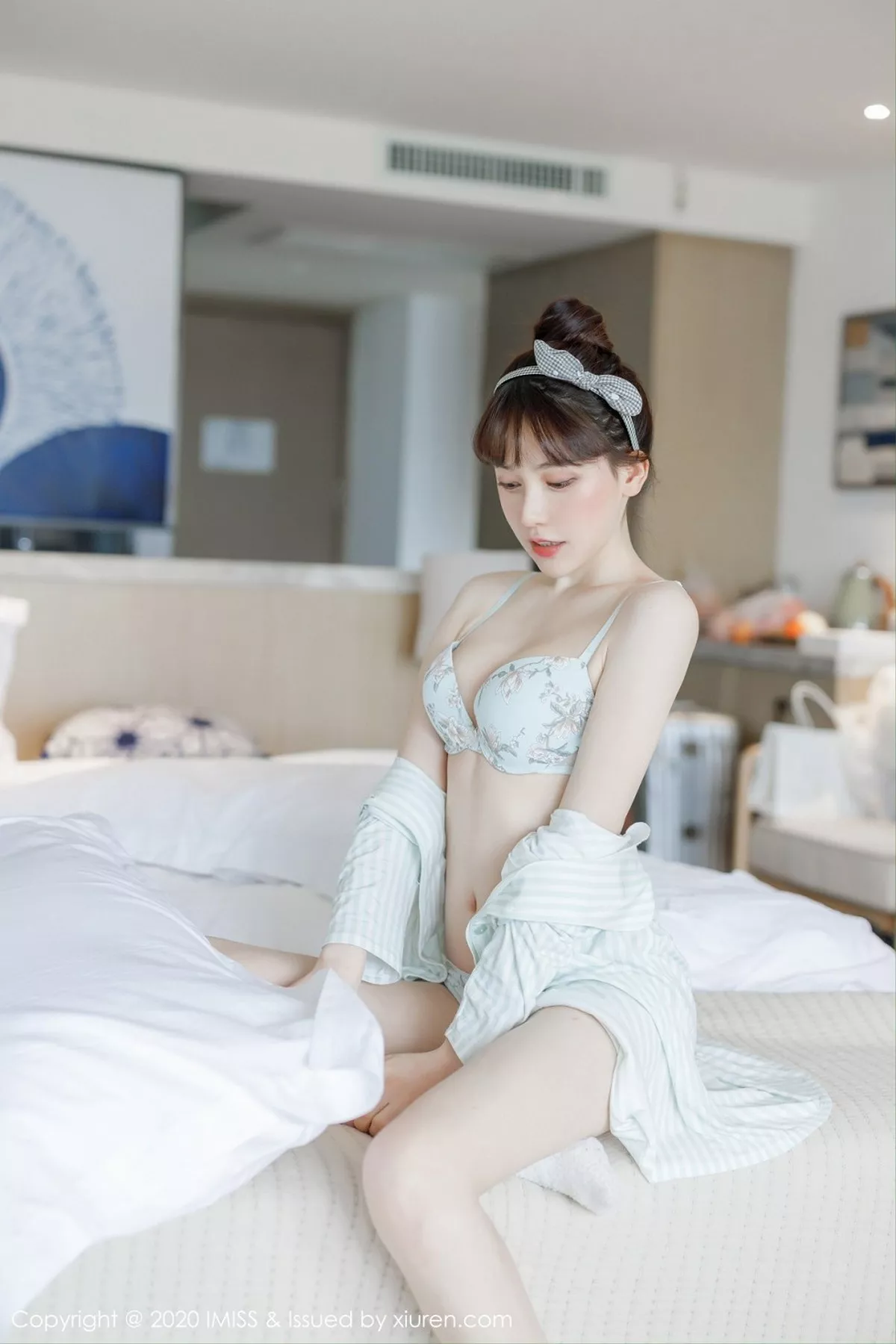 秀人集.com_[IMISS爱蜜社]Vol.481_女神Lynn刘奕宁私房床上性感衬衣半脱秀完美身材诱惑写真24P