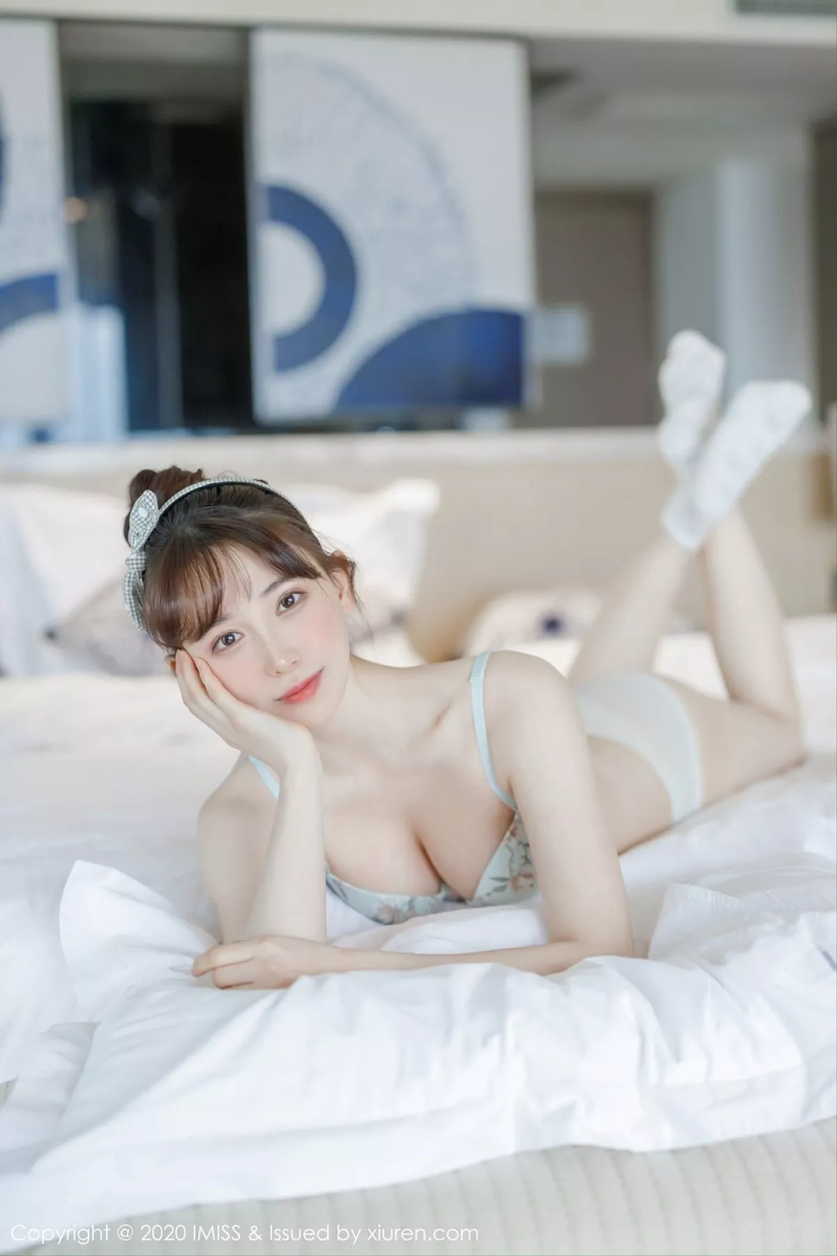 秀人集.com_[IMISS爱蜜社]Vol.481_女神Lynn刘奕宁私房床上性感衬衣半脱秀完美身材诱惑写真24P