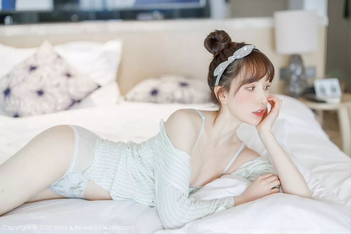 秀人集.com_[IMISS爱蜜社]Vol.481_女神Lynn刘奕宁私房床上性感衬衣半脱秀完美身材诱惑写真24P