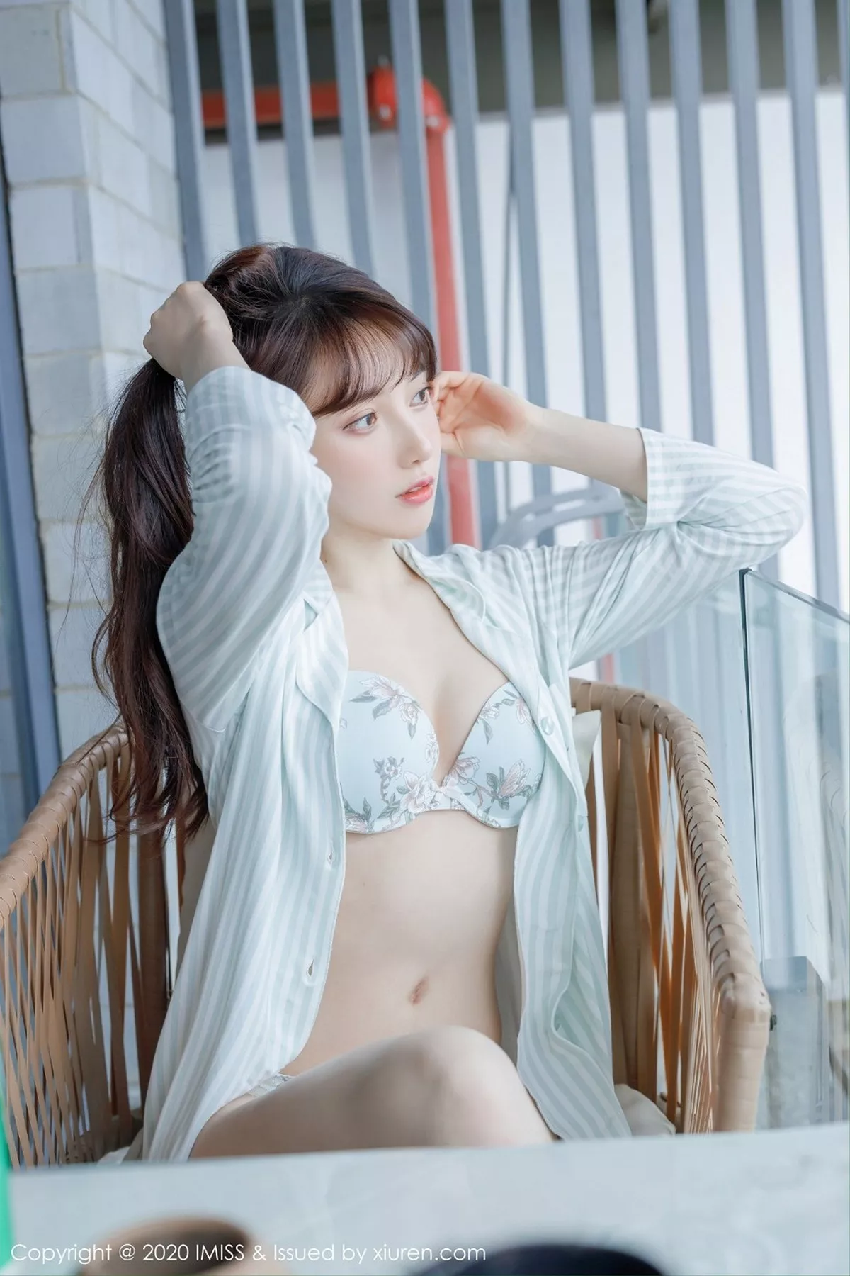 秀人集.com_[IMISS爱蜜社]Vol.481_女神Lynn刘奕宁私房床上性感衬衣半脱秀完美身材诱惑写真24P
