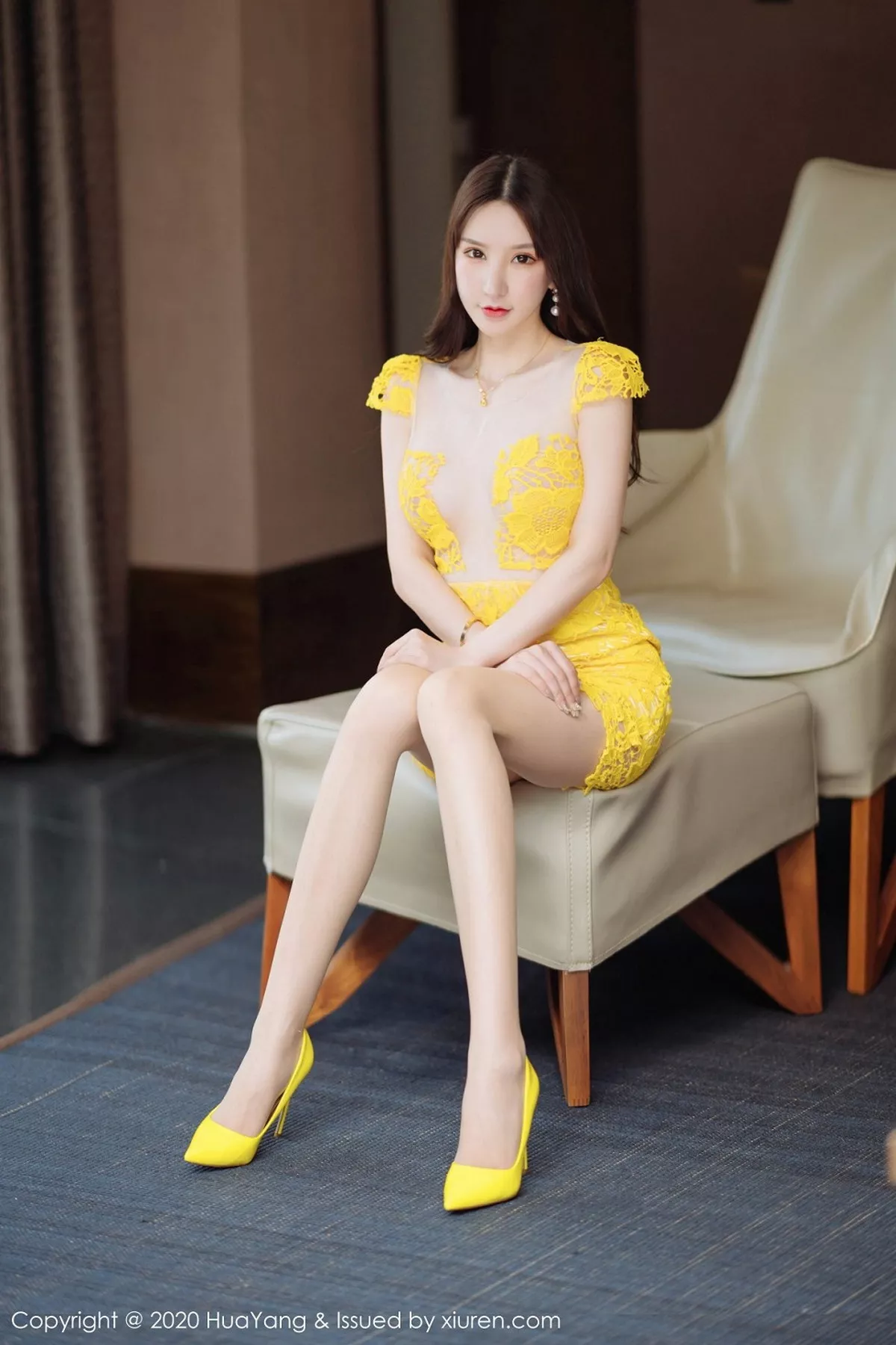 秀人集.com_[HuaYang花漾]Vol.253_女神周于希Sandy三亚旅拍黄色镂空短裙秀火辣身材诱惑写真61P