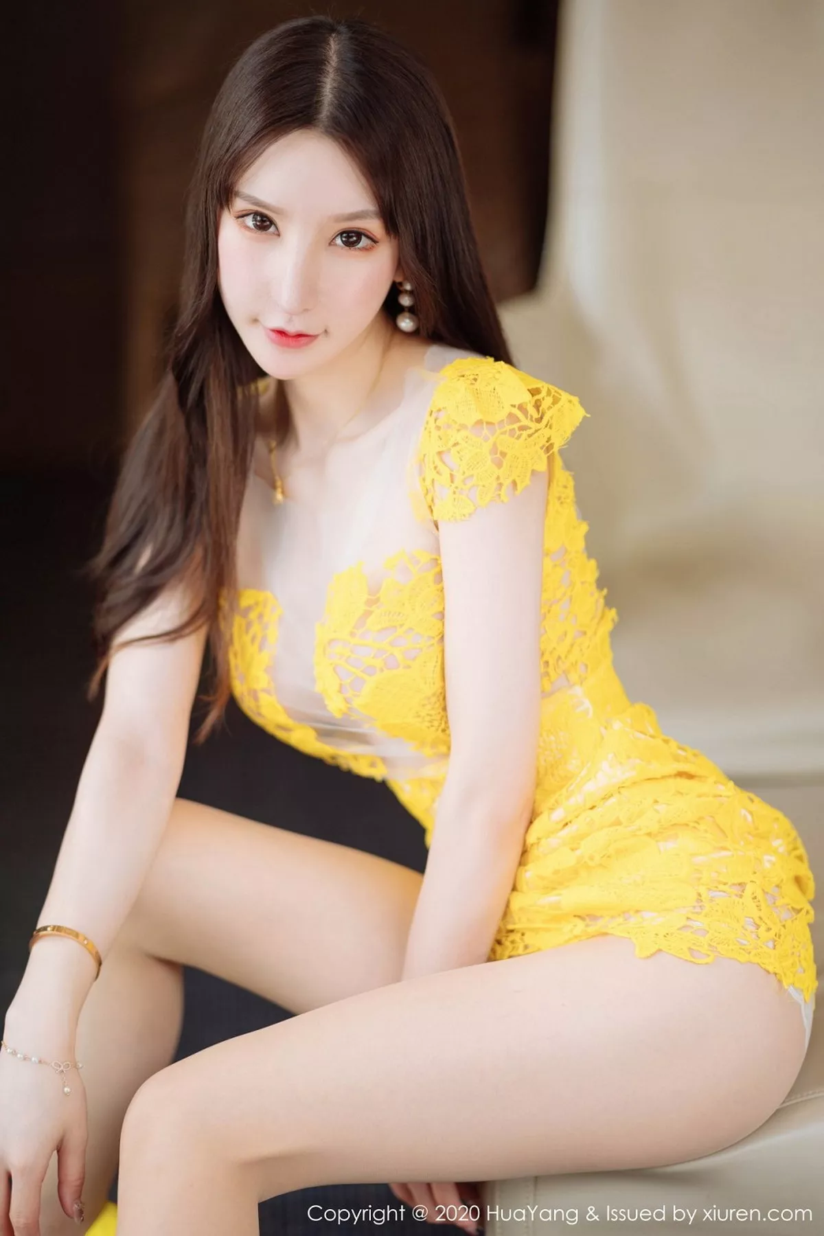 秀人集.com_[HuaYang花漾]Vol.253_女神周于希Sandy三亚旅拍黄色镂空短裙秀火辣身材诱惑写真61P