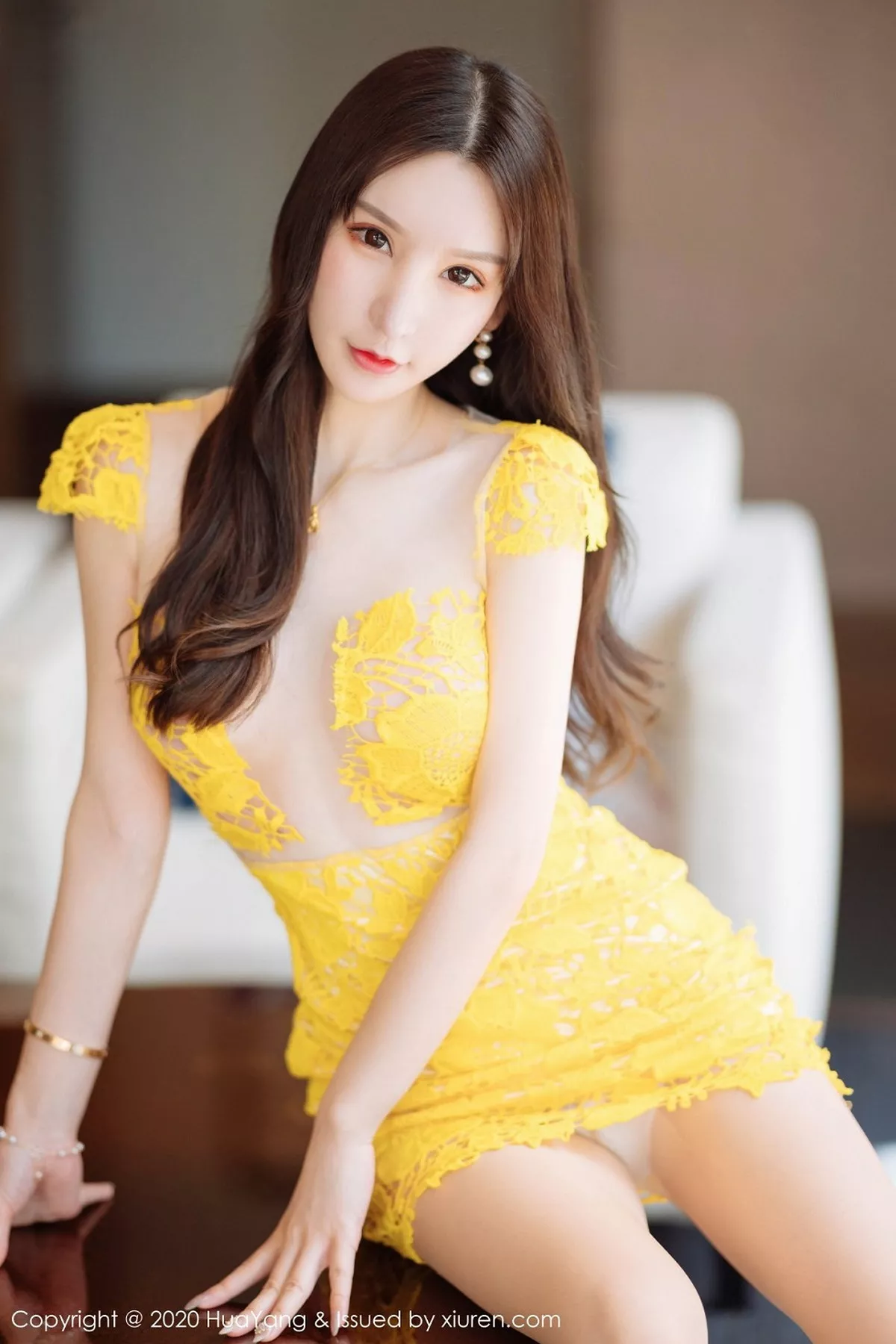 秀人集.com_[HuaYang花漾]Vol.253_女神周于希Sandy三亚旅拍黄色镂空短裙秀火辣身材诱惑写真61P