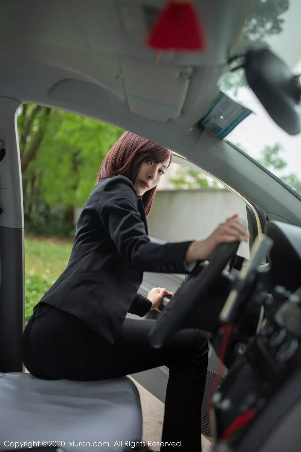秀人集.com_[XiuRen秀人网]No.2322_嫩模陈小喵出租车司机主题车拍系列红色内衣配无内灰丝诱惑写真76P