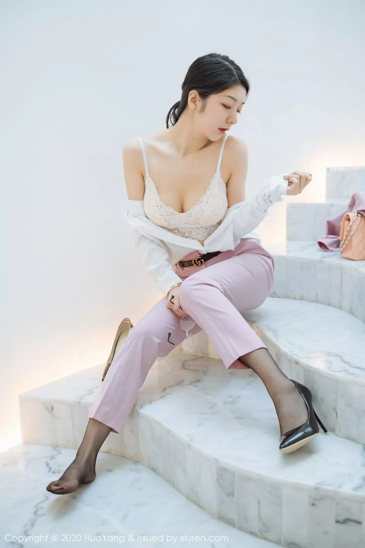 秀人集.com_[HuaYang花漾]Vol.255_女神Angela小热巴云南旅拍白色蕾丝内衣配开档黑丝诱惑写真60P