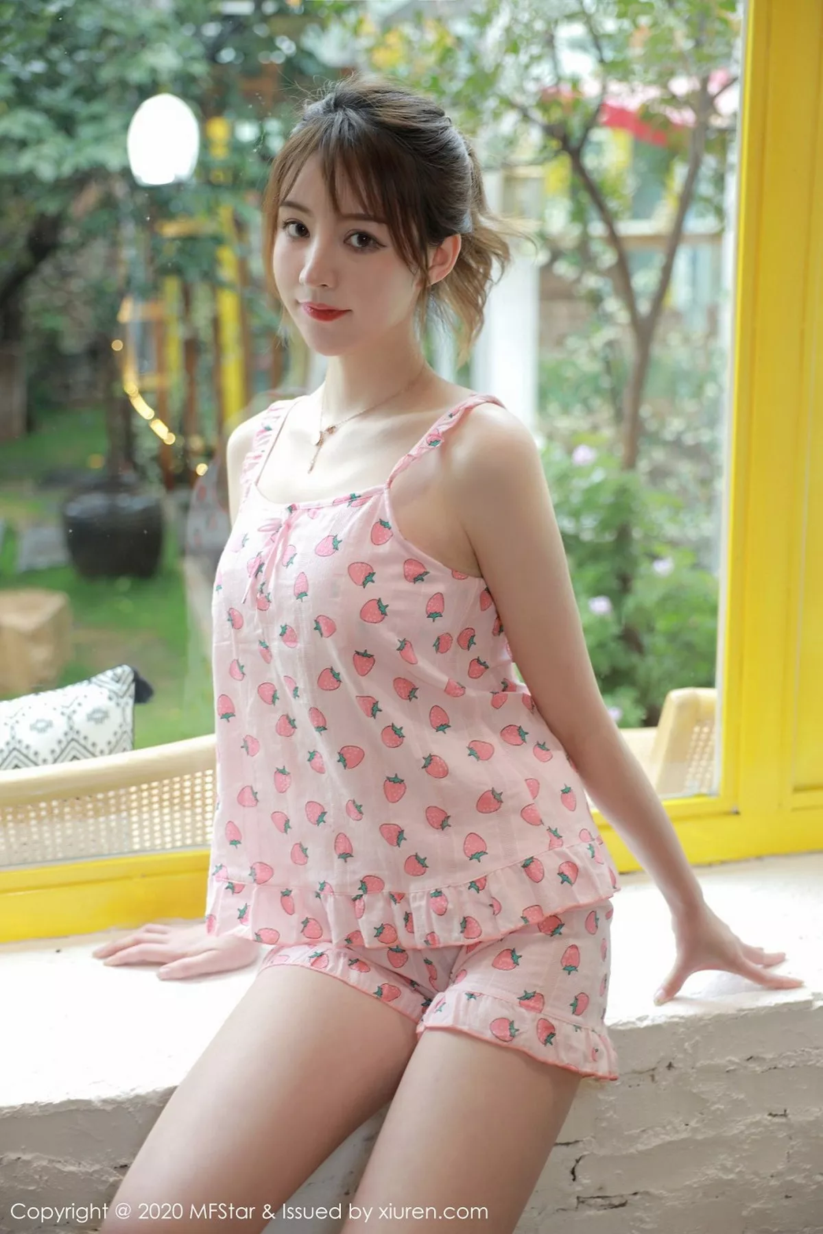 秀人集.com_[MFStar模范学院]Vol.349_嫩模yoo优优大理旅拍私房粉色草莓睡衣妩媚动人写真50P