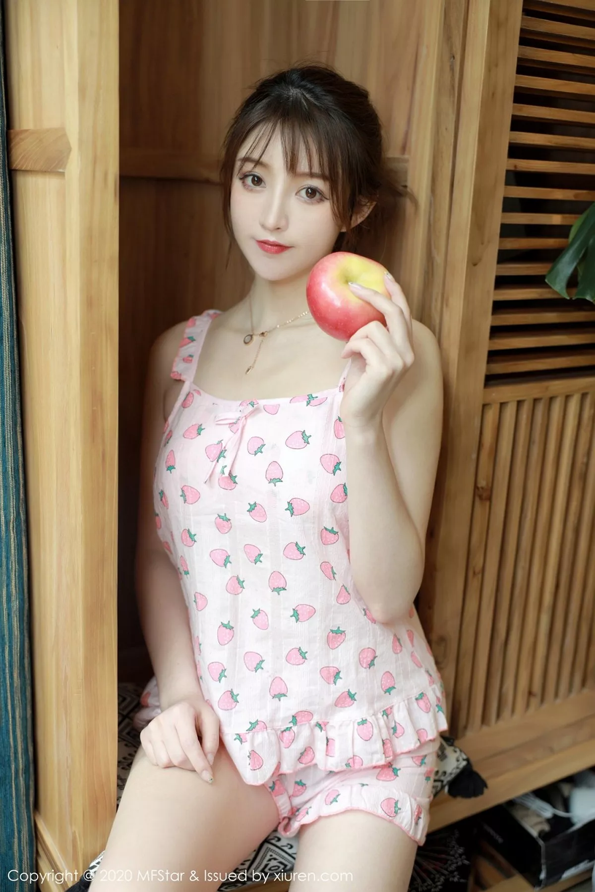 秀人集.com_[MFStar模范学院]Vol.349_嫩模yoo优优大理旅拍私房粉色草莓睡衣妩媚动人写真50P