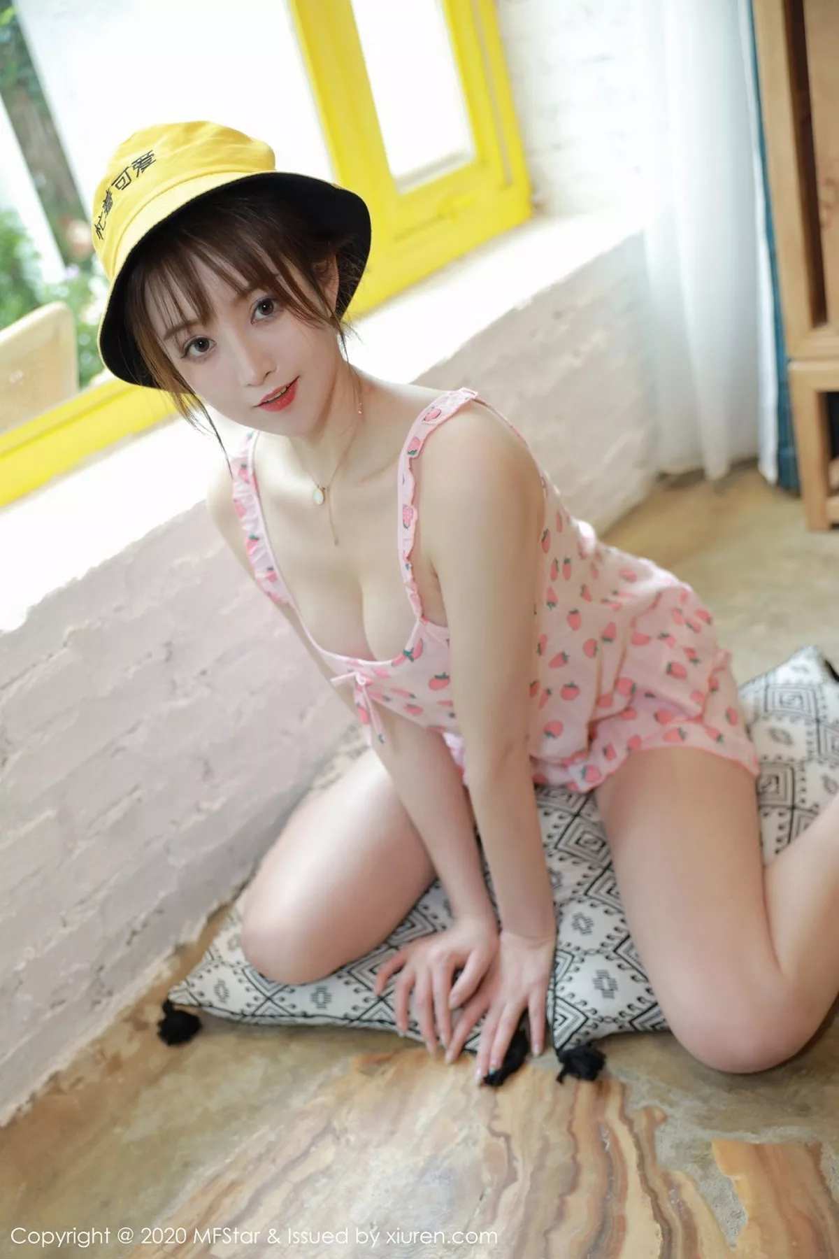 秀人集.com_[MFStar模范学院]Vol.349_嫩模yoo优优大理旅拍私房粉色草莓睡衣妩媚动人写真50P