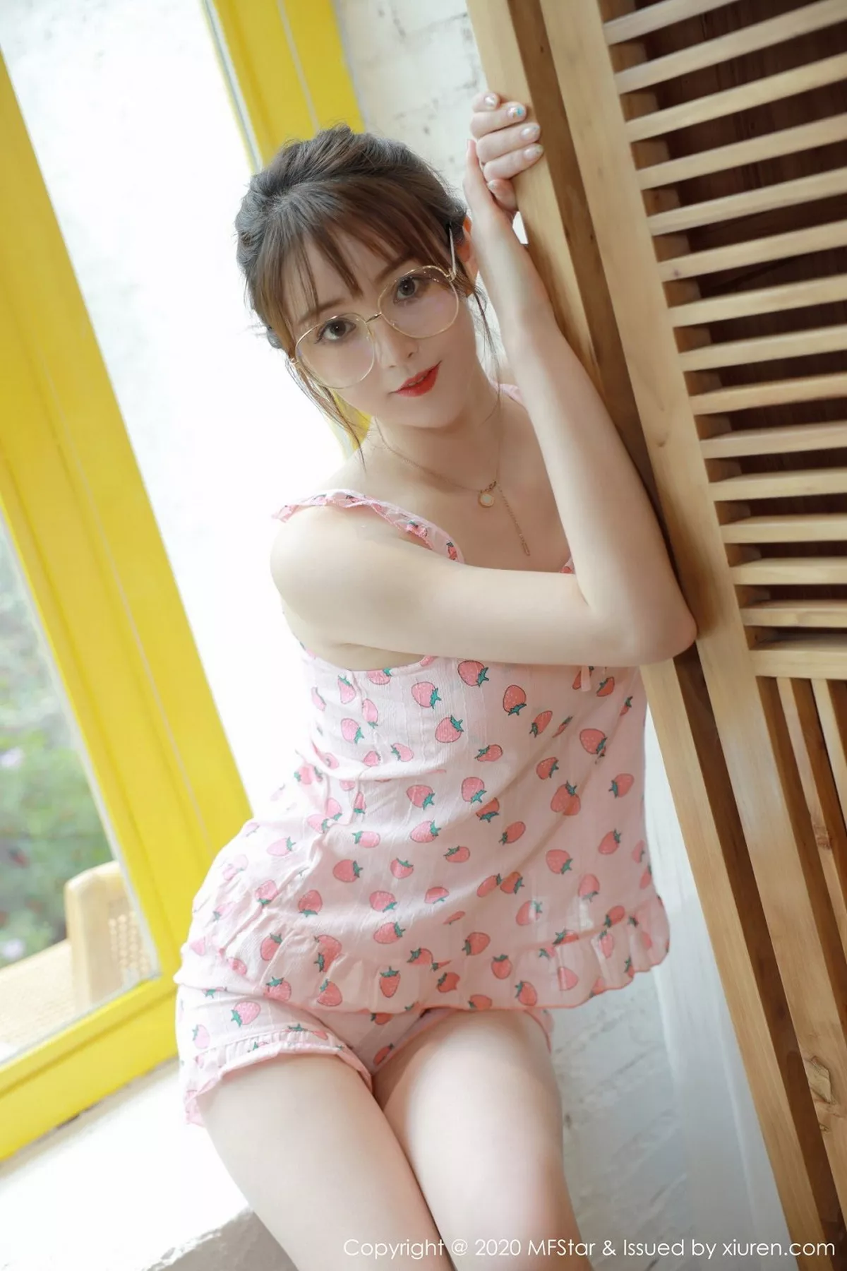 秀人集.com_[MFStar模范学院]Vol.349_嫩模yoo优优大理旅拍私房粉色草莓睡衣妩媚动人写真50P