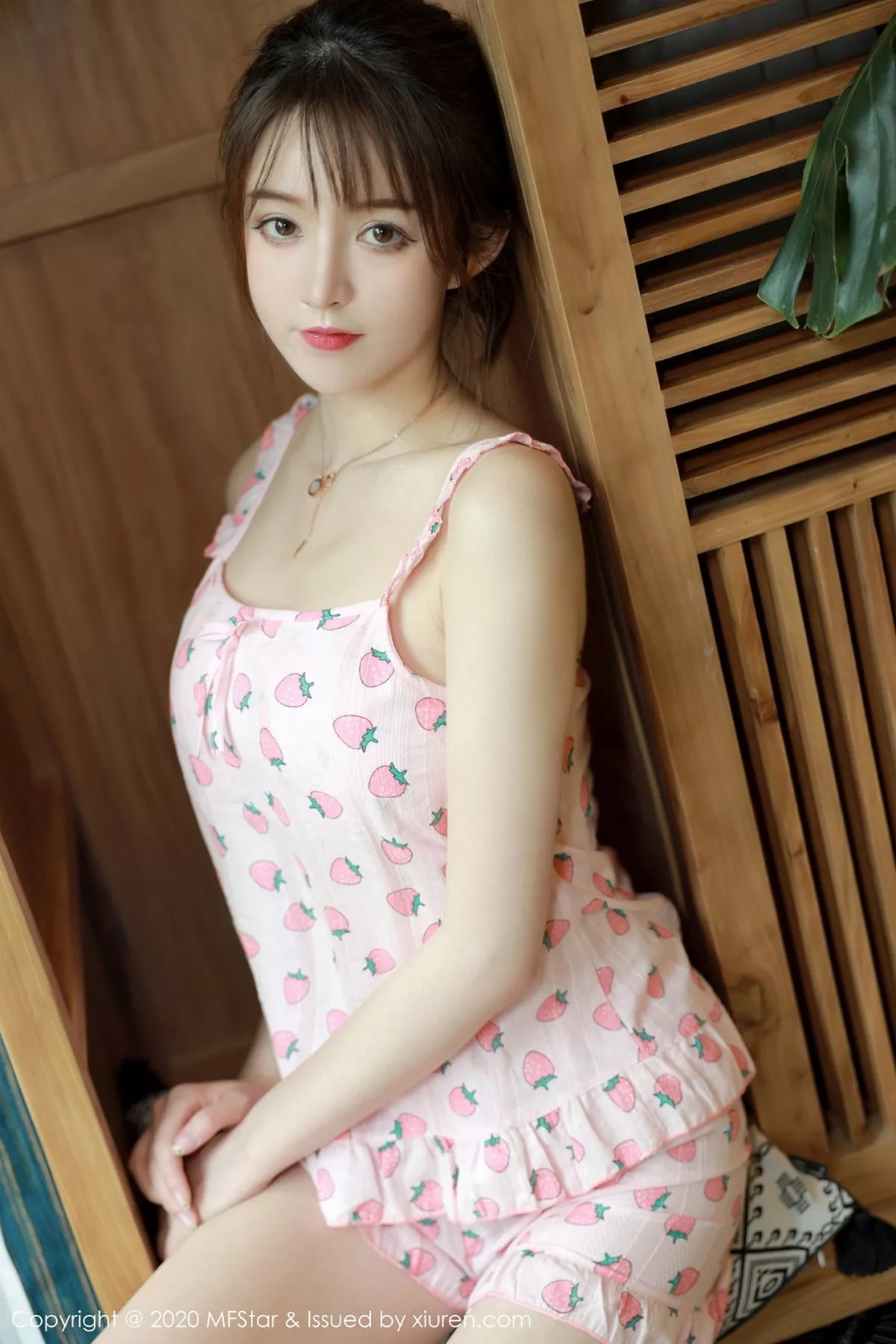 秀人集.com_[MFStar模范学院]Vol.349_嫩模yoo优优大理旅拍私房粉色草莓睡衣妩媚动人写真50P