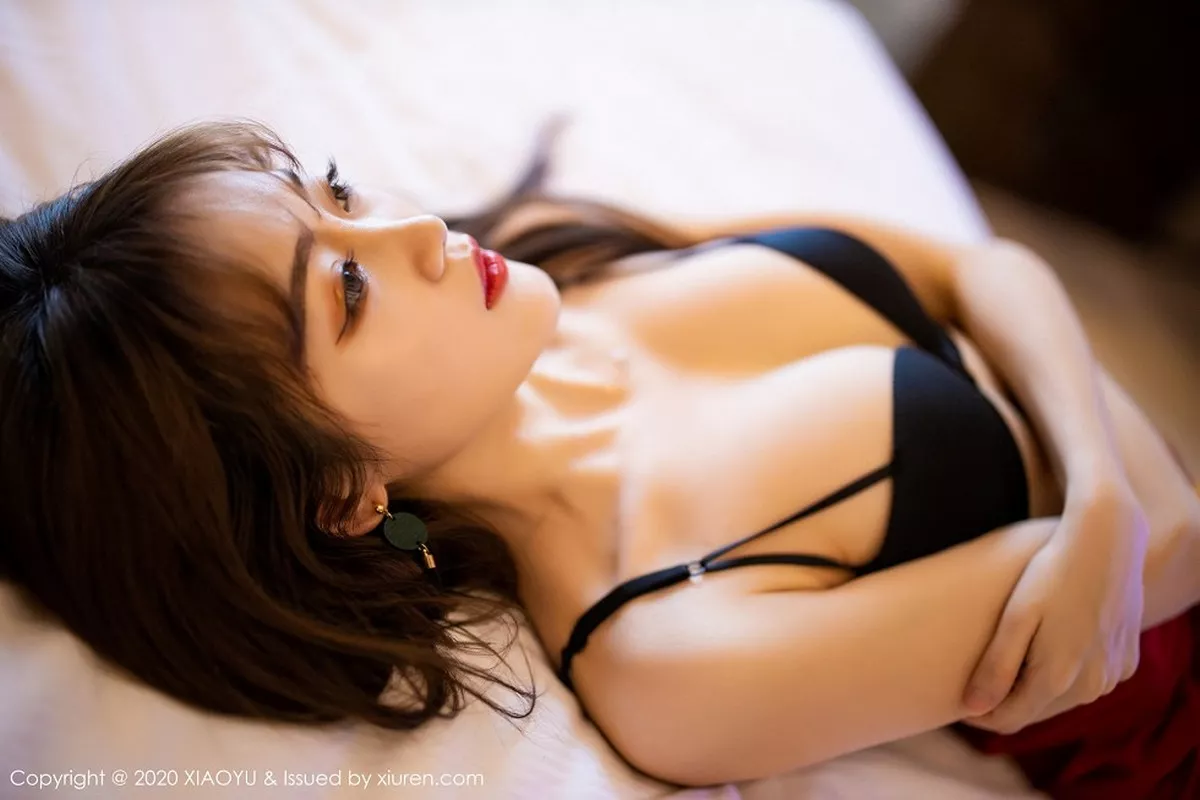秀人集.com_[XiaoYu画语界]Vol.313_嫩模允儿Claire猩红典雅礼服半脱露性感黑色内衣诱人写真79P