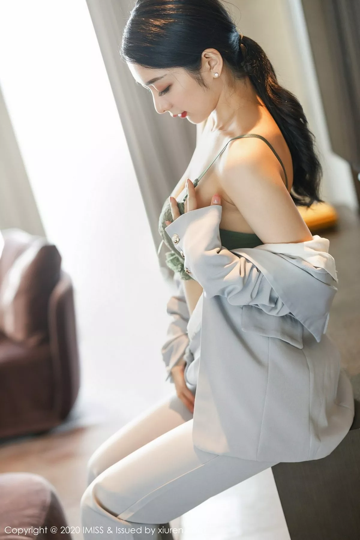 秀人集.com_[IMISS爱蜜社]Vol.483_女神@Angela小热巴飒爽干练西装半脱露性感内衣诱惑写真58P