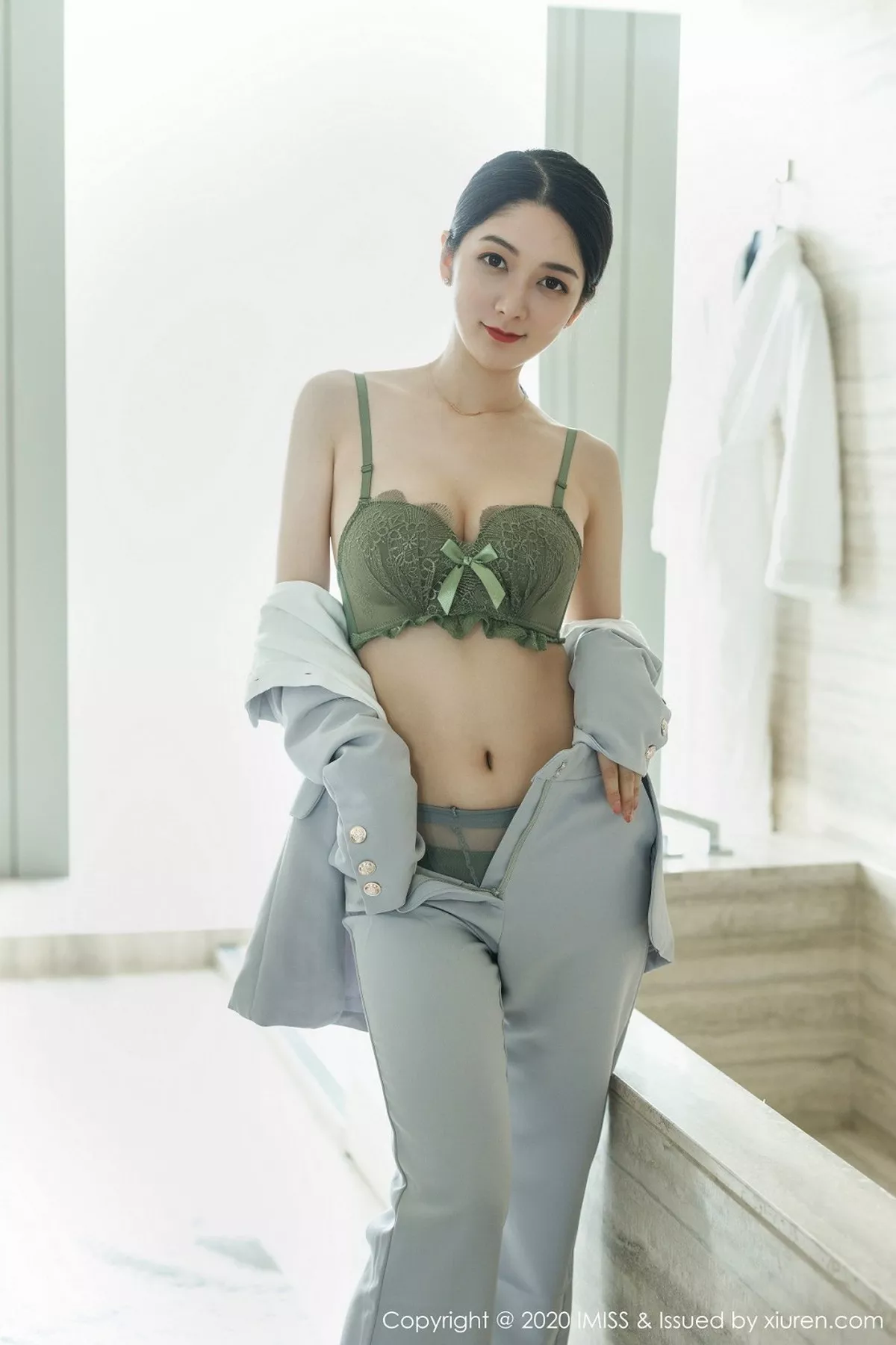 秀人集.com_[IMISS爱蜜社]Vol.483_女神@Angela小热巴飒爽干练西装半脱露性感内衣诱惑写真58P